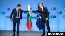 În privința unei posibile desfășurări a trupelor NATO în Bulgaria, premierul bulgar Kiril Petkov (stânga) a spus că țara sa este și va rămâne „un membru activ al Uniunii Europene și al NATO”.