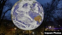 România: Instalatia Gaia realizata de Luke Jerram este amplasata in parcul Ioanid din Bucuresti, 11 decembrie 2021. Inquam Photos / Octav Ganea