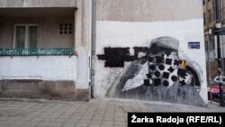 Mbi muralin kushtuar Ratko Mlladiqit disa persona të panjohur hodhën ngjyrë të zezë. Beograd 20 dhjetor 2021.
