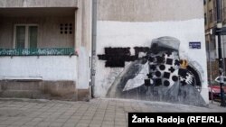 Mbi muralin kushtuar Ratko Mlladiqit disa persona të panjohur hodhën ngjyrë të zezë. Beograd 20 dhjetor 2021. 
