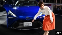 "Toyota"nın hidrogenlə işləyən "Mirai" konsept avtomobili Tokio avtosərgisində nümayiş etdirilir.