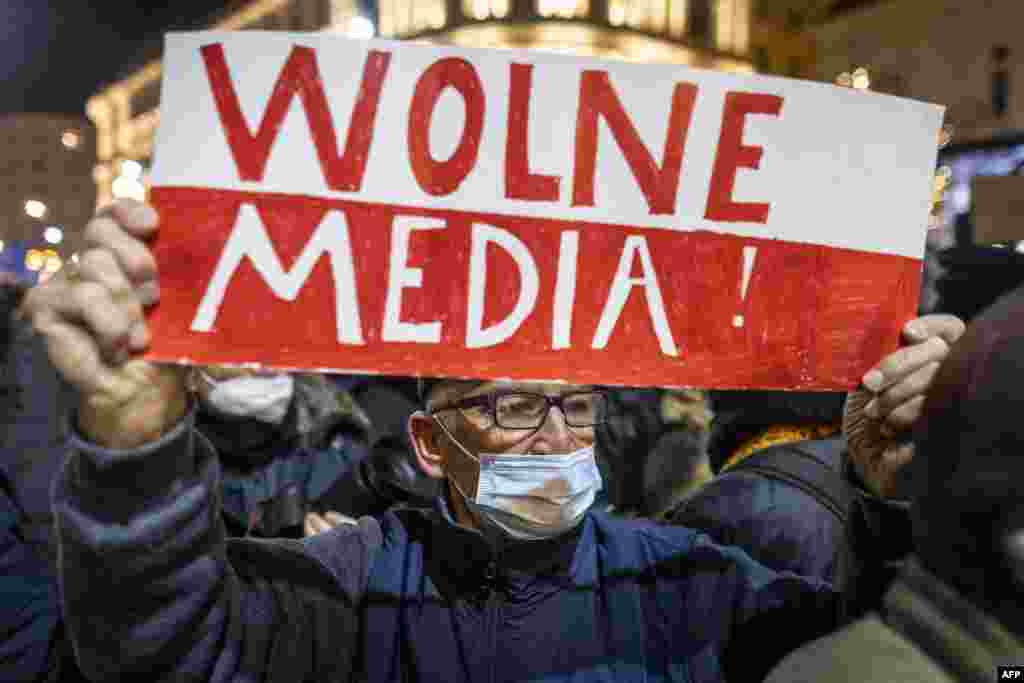 ПОЛСКА / ЕУ - Eвропската Комисија соопшти дека нацрт-законот за сопственост на странски медиуми усвоен во Полска претставува сериозен ризик за слободата на медиумите и плурализмот.