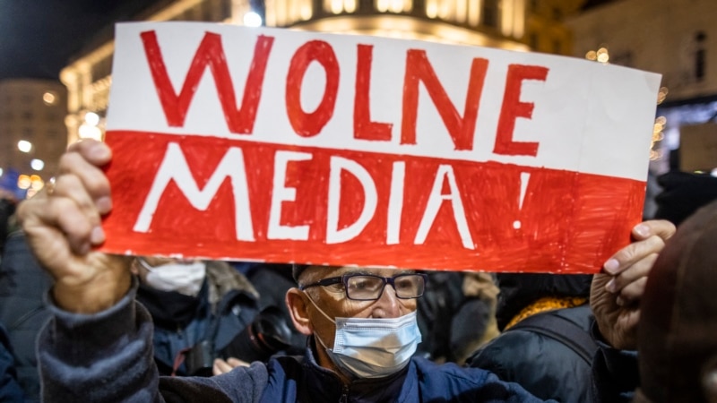Președintele Poloniei a respins o lege care ar fi obligat un concern de presă american să dețină instituții media