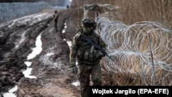 POLAND BELARUS BORDER MIGRATION CRISIS -- A Polish soldier secures the Polish-Belarusian border near Czeremcha village, eastern Poland, 17 December 2021. Poland, Lithuania and Latvia have been tackling increased migratory pressure on their borders with Be