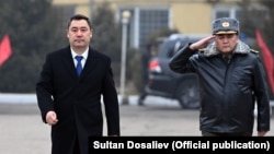 Президент Садыр Жапаров жана Камчыбек Ташиев. 2021-жылы тартылган сүрөт.