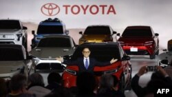 آکیو تویودا، رئیس شرکت تویوتا، در نشستی با موضوع باتری‌های خودروهای الکتریکی، دسامبر ۲۰۲۱