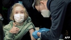 تطبیق واکسین ویروس کرونا به یک دختر از سوی وزیر صحت عامه جرمنی