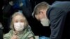 Njemački minstar zdravlja Karl Lauterbah vakciniše djevojčicu Fridu protiv korona virusa, Hanover, 17. decembar 2021.