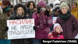 Участницы митинга противников закона о декриминализации семейных побоев