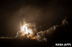 SpaceX компаниясының Falcon 9 ракетасы. Ракета орбитаға астероидті жоюға арналған аппаратты алып бара жатыр. 23 қараша 2021 жыл.