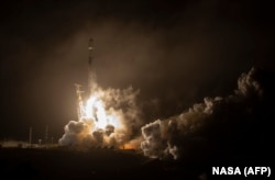 SpaceX kompaniýasynyň Falcon 9 raketasy kosmosa iberilýär. 23-nji noýabr, 2021 ý.