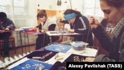 Студия крымскотатарской традиционной вышивки золотом и серебром «Орьнек» в Крыму, архивное фото 2004 года