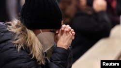 Një grua duke u lutur në një katedrale të Nju Jorkut. Dhjetor, 2021.