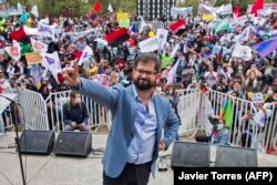 Габриэль Борич на митинге своей коалиции "Одобряю достоинство" в Сантьяго. 11 декабря 2021 года