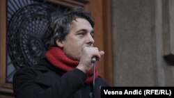 Đorđe Miketić govori na jednom od ekoloških protesta u Beogradu, 18. decembar 2021.