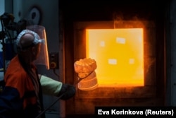 Рабочий изготавливает деталь двигателя на предприятии PBS в чешском городе Велка-Битеш, 6 мая 2025 года