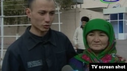 Uzbekistan - released prisoner with his mother near prison, where?, 28Mar2012