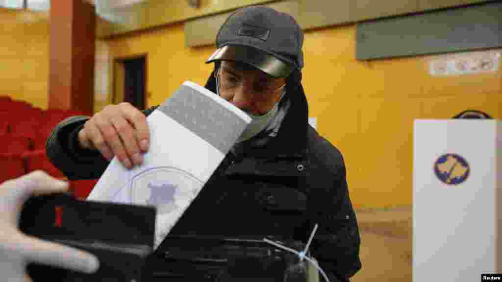 Qytetarët e Kosovës po votojnë të dielën për zgjedhjet e parakohshme parlamentare.