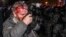 Украина милициясының операциясы кезінде басынан жараланған Reuters фототілшісі Глеб Гаранич Тәуелсіздік алаңындағы оқиғаны суретке түсіріп тұр. Киев, 30 қараша 2013 жыл.