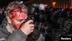 Фотограф Reuters Гліб Гараніч, який також постраждав під час нічного розгону Майдану 30 листопада 2013 року