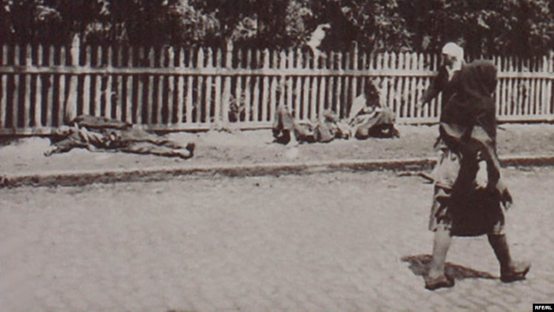 Fotografie descrisă ca înfățișând „toate etapele de foame”, trei bărbați zac morți sau pe moarte pe străzile din Harkov în 1932, în timp ce trecătorii le acordă puțină atenție. Fotografia face parte din colecția despre Holodomor a lui Alexander Wienerberger.