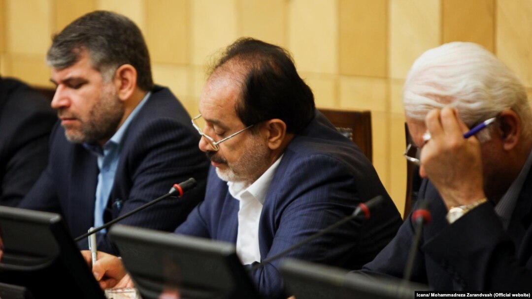 ابوالفضل حسن‌بیگی (وسط) مدعی است که از مقام‌های قضایی و انتظامی خواسته تا با به گفته او «دراویش داعشی» برخورد کنند.