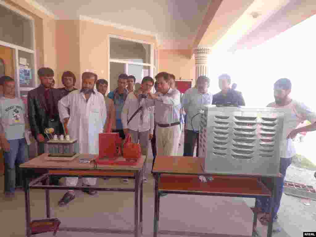 کولر یا آله سرد کن را هم ساخته اند که با برق بطری یا برق آفتابی و خلاصه با برق های ضعیف کار می کند