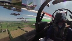 Пілотажна група ВПС Італії розмальовує небо над країною кольорами національного прапора – відео