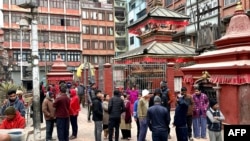 Oamenii se adună în locuri deschise la Kathmandu, după cutremur. Replicile au continuat vreo trei ore.