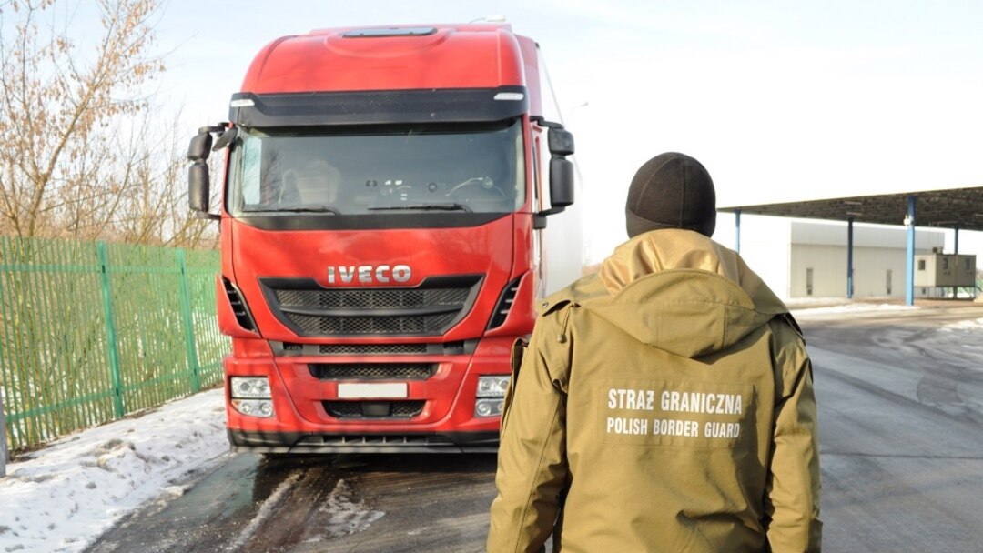 Katta kokraklar bilan issiq striptiz