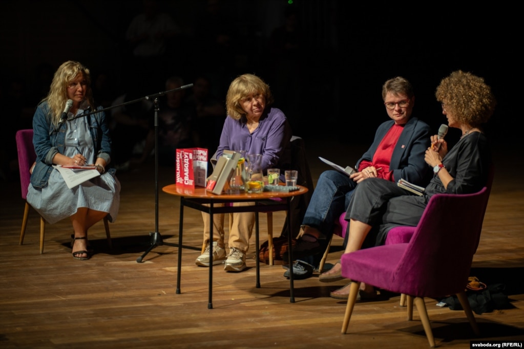 Сустрэча са Сьвятланай Алексіевіч у Варшаве, 16 чэрвеня 2025 году. Зьлева направа: перакладчыца Марыя Луцэвіч-Напалкаў, Сьвятлана Алексіевіч, Тацьцяна Нядбай, Юстына Чахоўска