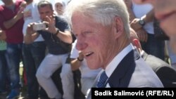 Білл Клінтон був у Каліфорнії на заході для свого фонду, коли його доправили до відділення інтенсивної терапії медичного центру із ознаками перевтоми