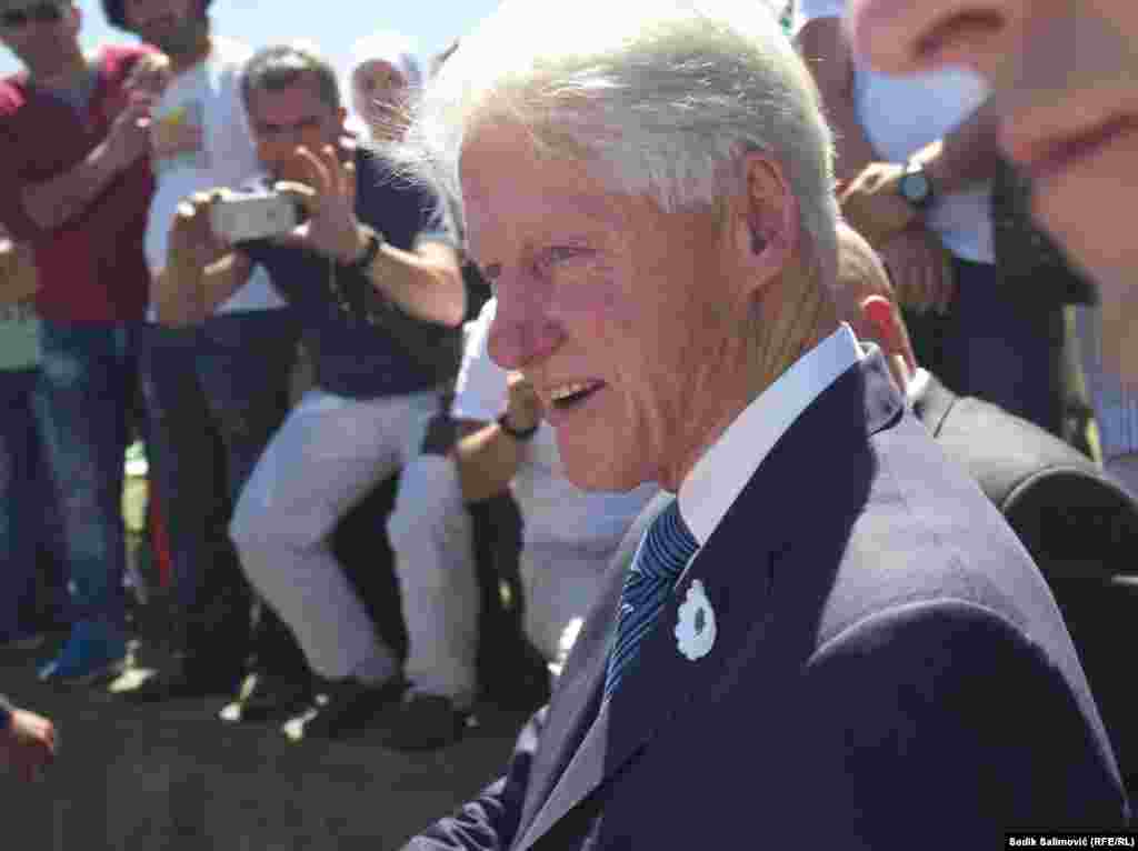 Bill Clinton posjetio je Srebrenicu 20. septembra 2003. godine i otvorio Memorijalni centar kada je i klanjana treća kolektivna dženaza u Potočarima. Oko 1.000 žrtava genocida je taj dan bilo ukopano.&nbsp;Tada je Clinton bio bivši američki predsjednik, budući da je dužnost predsjednika obnašao od 1993. do 2001. godine.