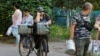 Місцеві жителі стоять у черзі за водою до автоцистерни в окупованому Донецьку, 29 липня 2025 року
