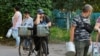 Місцеві стоять у черзі за водою до автоцистерни в окупованому Донецьку, 29 липня 2025 року