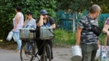 Місцеві стоять у черзі за водою до автоцистерни в окупованому Донецьку, 29 липня 2025 року