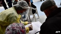 Medicinski radnik prikuplja lične podatke pacijenata za vakcinaciju u sarajevskoj olimpijskoj dvorani Zetra, 21. aprila 2021. 