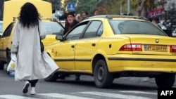 İranlı qadın hicabsız Tehran küçələrində gəzir.