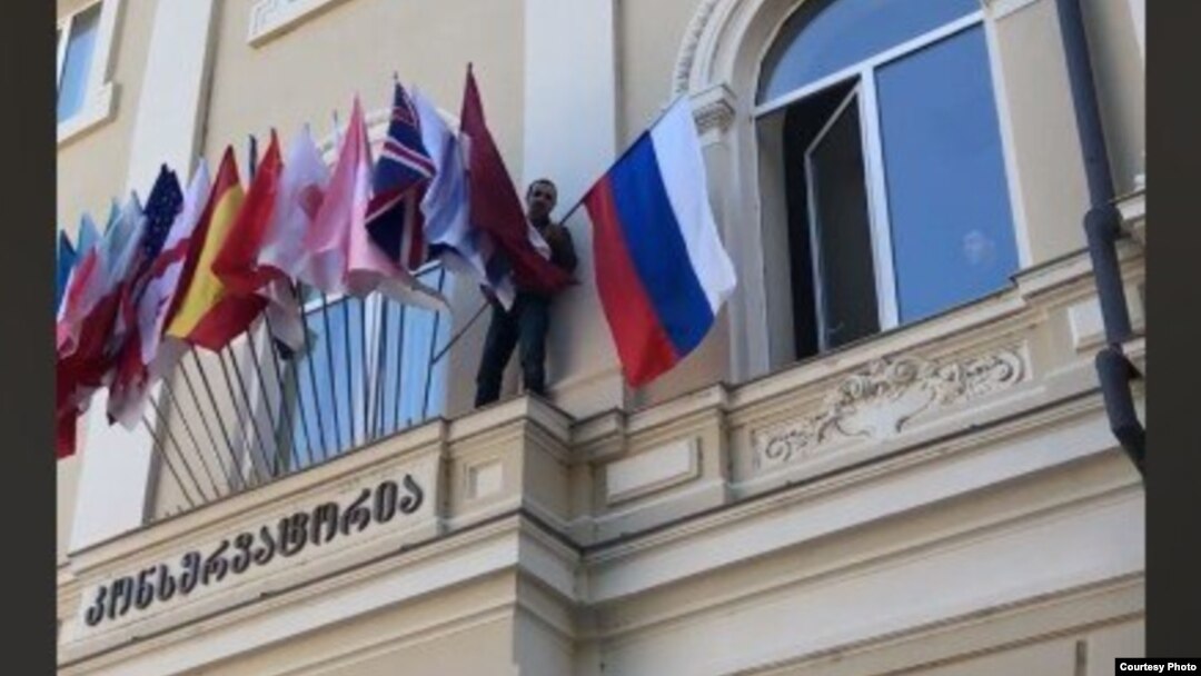 Онисе Гергедава срывает с главного здания Тбилисской консерватории государственный флаг России 