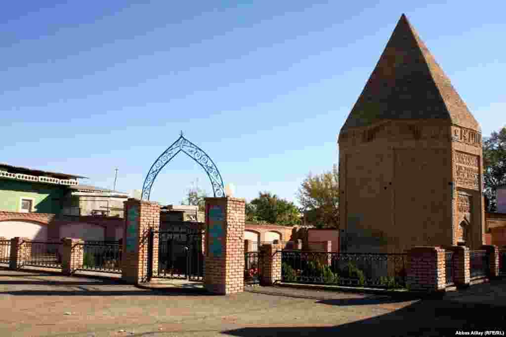 XII (1162) əsrin gözəl memarlıq nümunisə - "Yusif İbn Küseir" türbəsi. El arasında "Qurdlar" və "Şahab" məhəlləsi adlanan ərazidə yerləşən bu abidə "Atababa günbəzi" kimi də tanınır. Memarı Əcəmi Naxçıvanidir.