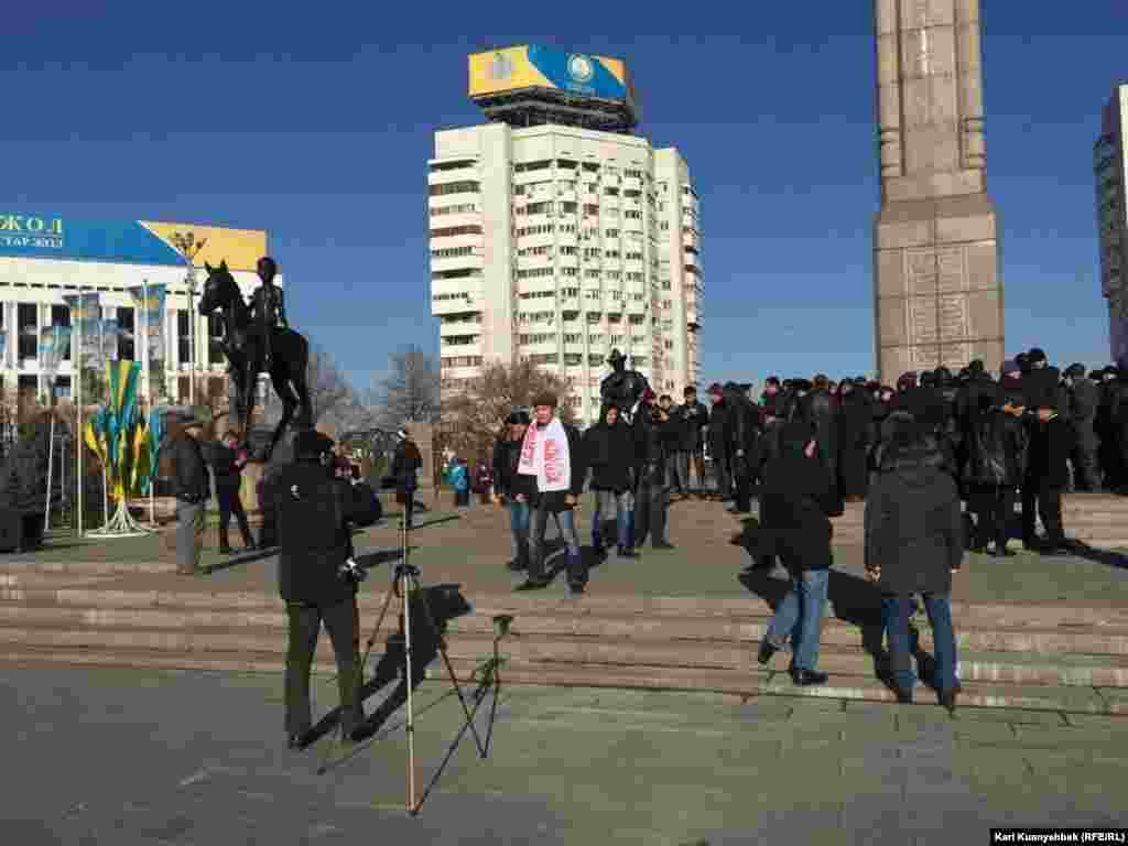 Тәуелсіздік монументіне келген жұрт. Алматы, 16 желтоқсан 2015 жыл.
