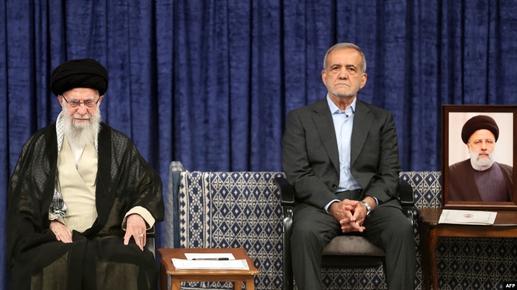 مسعود پزشکیان (راست) رئیسجمهور در کنار علی خامنهای، رهبر جمهوری اسلامی ایران