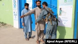 Полицијата претресува гласач