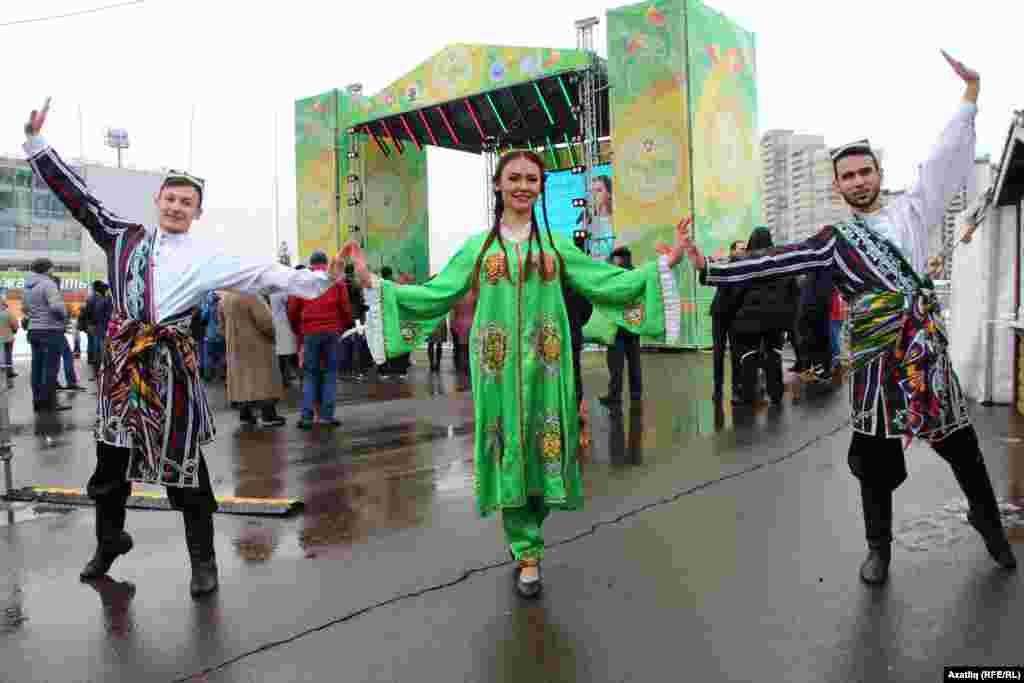 Милли киемнәрен киеп бәйрәмнең дә иң активлары булган үзбзкләр сәнгать чараларында да үз активлыкларын күрсәтте