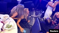 Bal zalynda ok atyşygyň sesleri eşidilenden soň, myhmanlar aşak oturyp gizlenýärler.