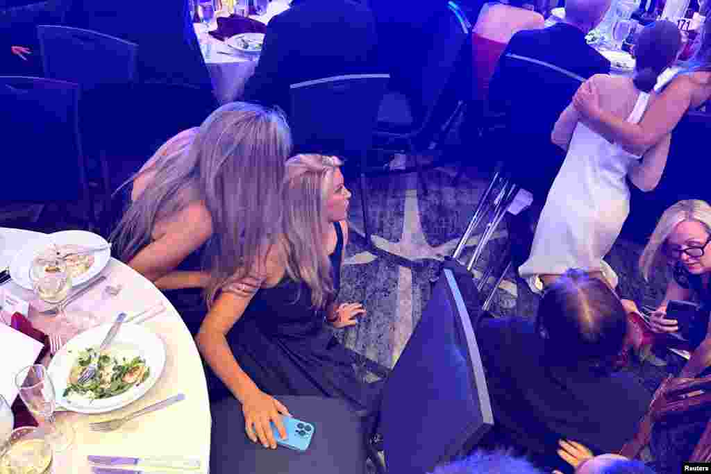 Mnogi od 2.600 gostiju su se sklonili dok su konobari pobjegli prema prednjem dijelu svečane dvorane.