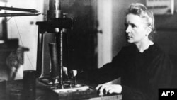 ساینس دان فرانسوی ماریا کوری (Marie Curie) که مواد رادیواکتیف پلونیوم را کشف کرد. 