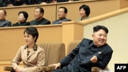 Лидер Северной Кореи Ким Чен Ын (справа). Пхеньян, 8 января 2013 года.