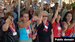 Armenia -- Female supporters of opposition leader Levon Ter-Petrosian protest in Yerevan in July 2008.