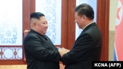Demirgazyk Koreýanyň lideri Kim Jong Un (çepde) we Hytaýyň prezidenti Şi Jinping. Pekin. 8-nji ýanwar, 2019 ý.